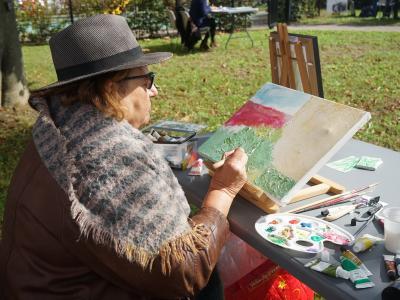Jardins en fête : une artiste en train de peindre au Square du Tissage | © Ville de La Madeleine